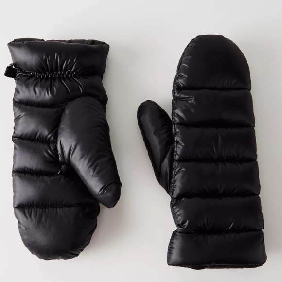 TNA Accessories - Aritzia TNA Super Puff Mittens